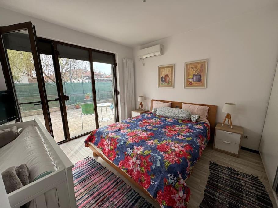 Kazanlak Large Guest House Apartment Near The Center With Full Kitchen & Dining Room, King Beds, Garden Patio, Free Parking & Self Check-In Exterior foto